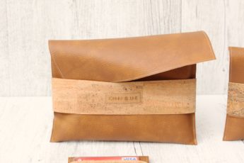 Alternative view of Clutch Kork cognac sand