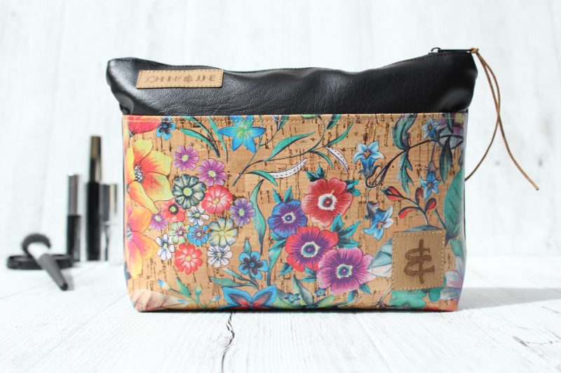 Kosmetiktasche schwarz primavera mit Fronttasche aus Korkleder
