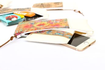 Alternative view of Handytasche KORK weiß bunte Blumen