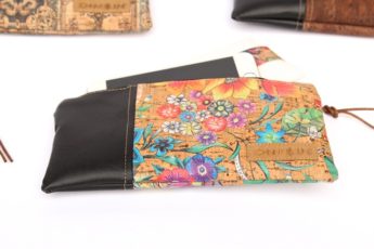 Alternative view of Handytasche KORK schwarz bunte Blumen
