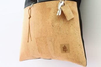 Shopper mit einer Aussentasche aus Kork Leder mit Reißverschluss