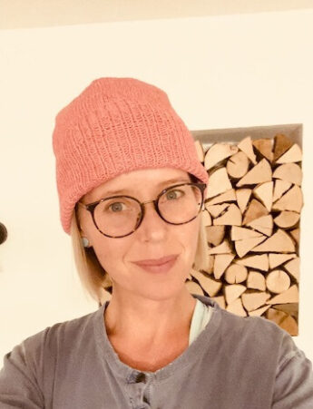 Mütze stricken Tragebeispiel Himbeere