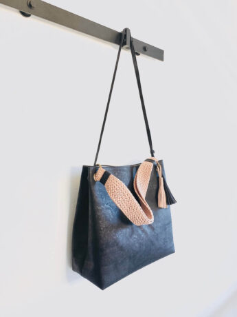 Bag black hanging full side