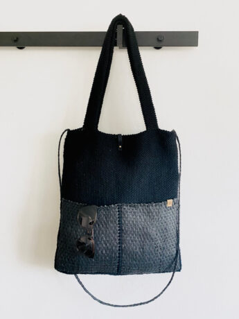 tote-bag-stricken-schwarz-haengend