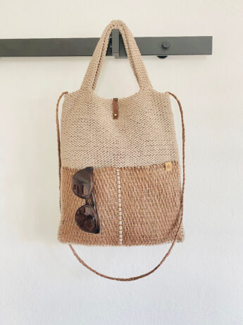 tote-bag-stricken-taupe-braun-haengend
