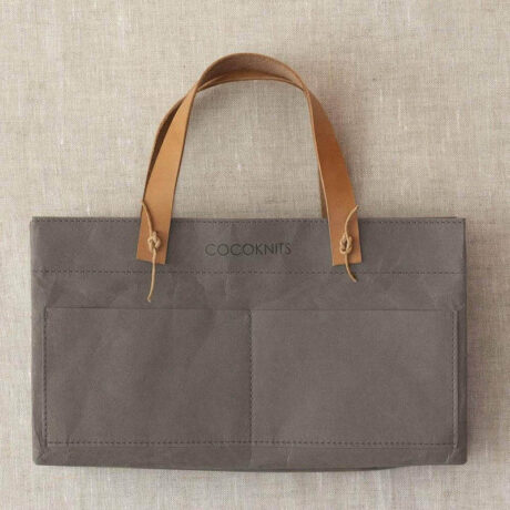 Craft Caddy Bag in der Farbe Grey mit den kurzen Lederhenkel angebracht.