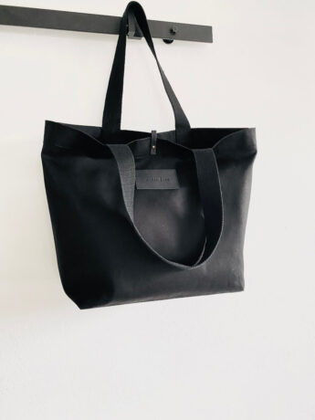 Große Tasche schwarz hängend