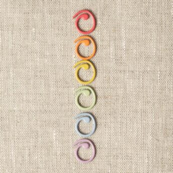 Maschenmarkierer Split in sechs Regenbogenfarben untereinander einzeln hingelegt.