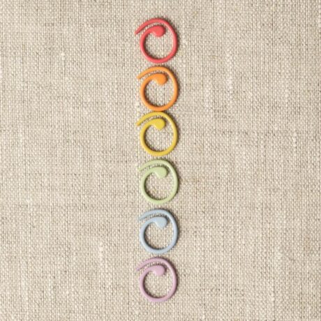 Maschenmarkierer Split in sechs Regenbogenfarben untereinander einzeln hingelegt.