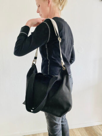 Schultertasche groß mit dem Schultergurt auf der Schulter