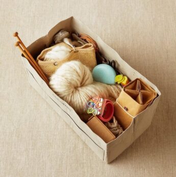Stricktools in das Bag in allen Taschen verteilt. Wolle, Zubehörrolle, Magnetarmband, Markierer, Maßband, Mesh Bag uvm.