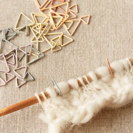 Triangle Markers angebracht auf der Stricknadel zwischen den Maschen