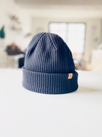 Herrenmütze schwarz stehend