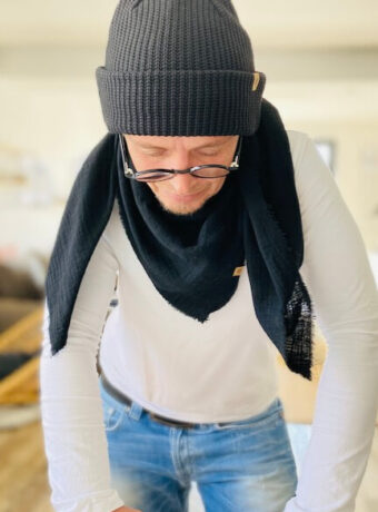 Herrenmütze schwarz aufgesetzt von vorne