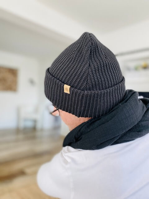 Herrenmütze schwarz von der Seite